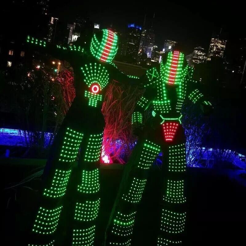 2 green Robots